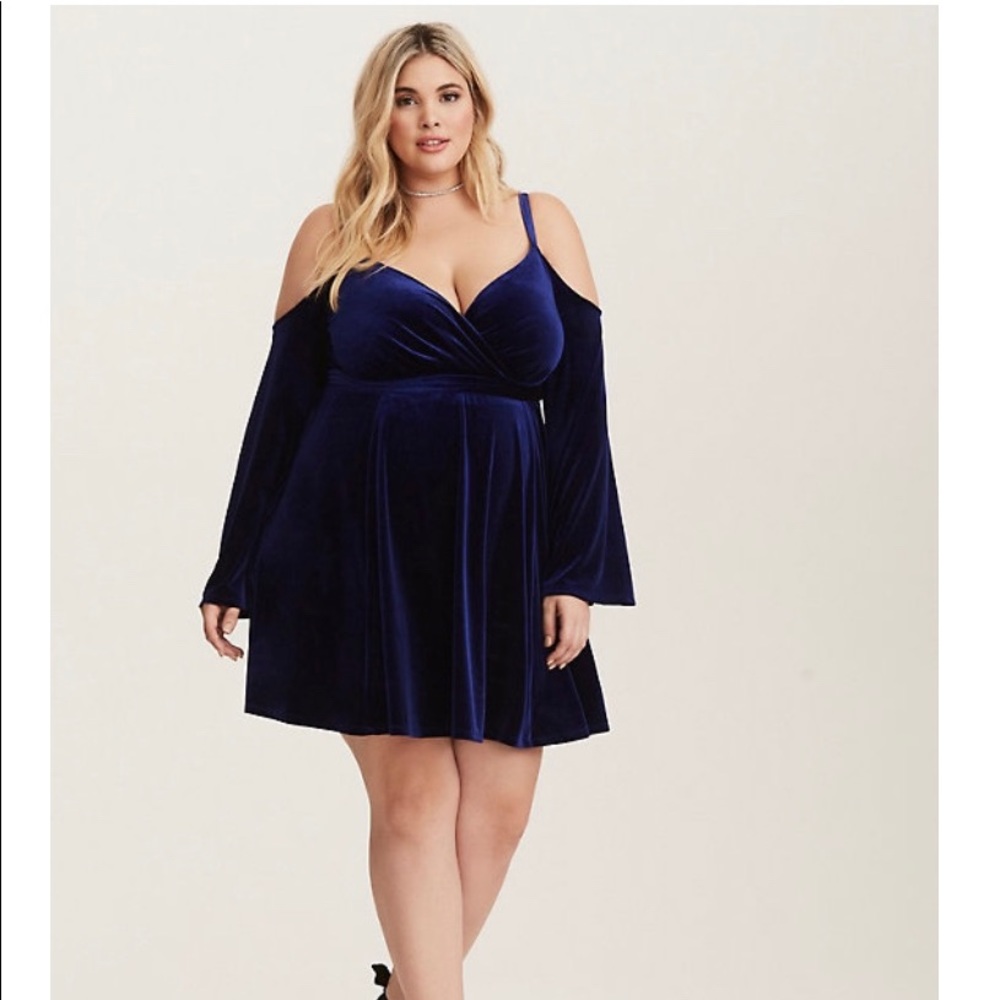 NAVY VELVET COLD SHOULDER SURPLICE DRESS